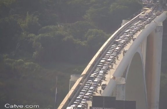 Manifestação causa congestionamento na Ponte da Amizade