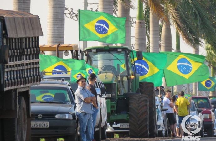 Manifestação reúne produtores, caminhoneiros e empresários em Santa Helena