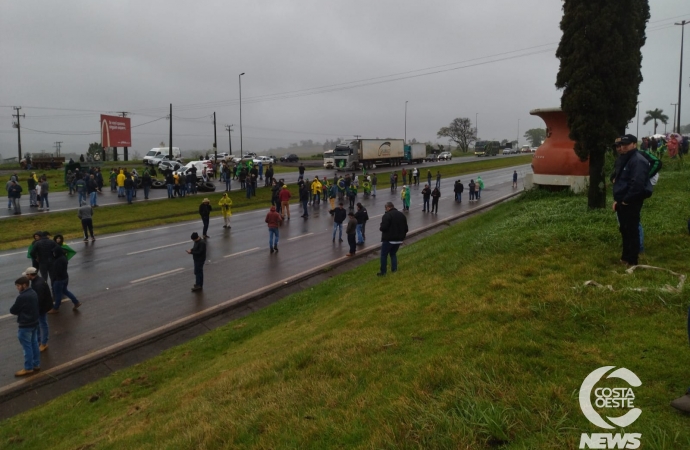 Manifestantes bloqueiam BR-277, em Medianeira