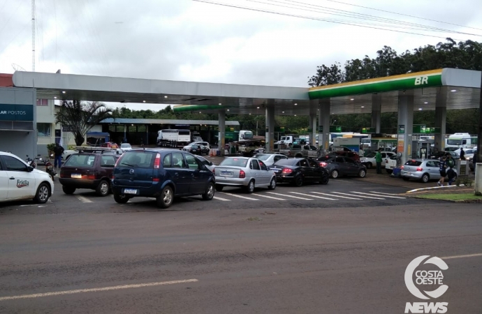 Procura por combustíveis deixa trânsito caótico em Medianeira e filas quilométricas em São Miguel
