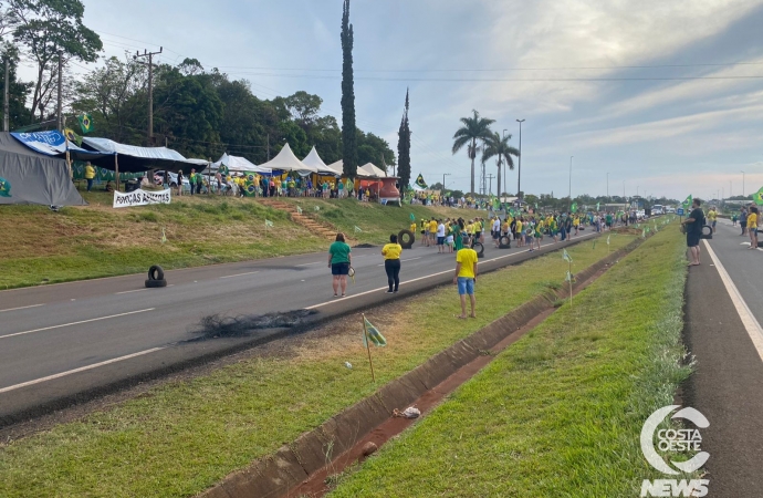 Manifestantes bloqueiam parcialmente a BR-277, em Medianeira, neste domingo (20)