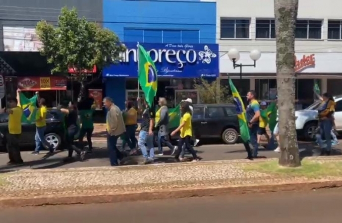 Manifestantes fazem passeata no centro de Medianeira