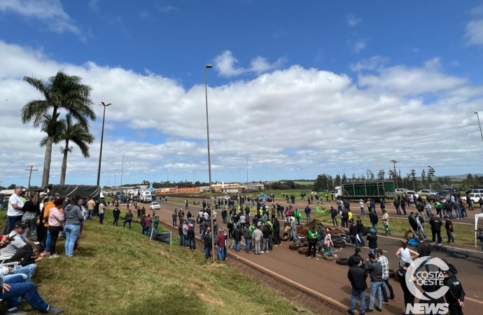 Manifestantes seguem com bloqueio na BR-277, em Medianeira