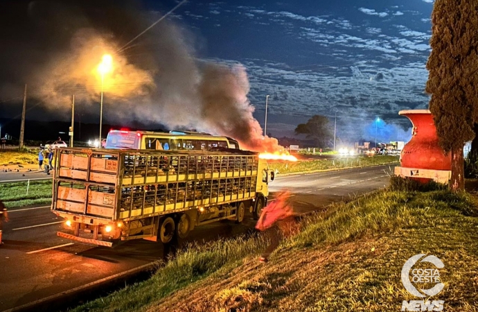 Manifestantes voltam a se reunir em frente ao CTG em Medianeira