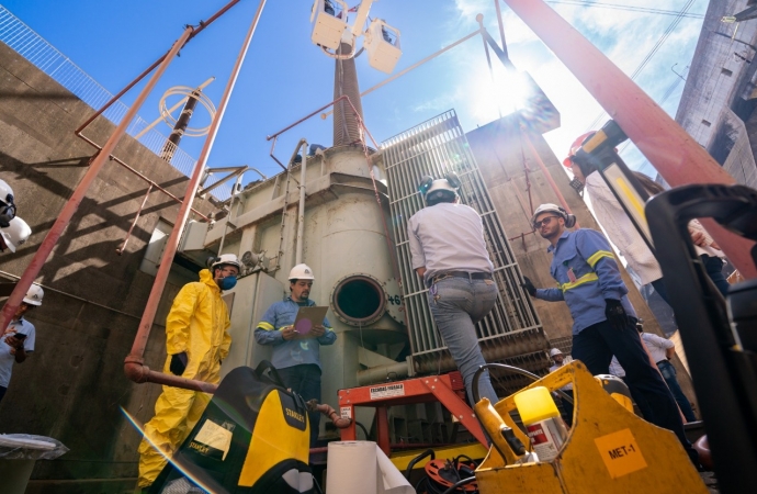 Manutenção da Itaipu substitui equipamentos de alta tensão em funcionamento há 40 anos