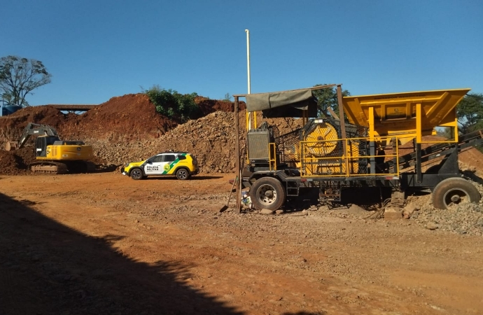 Maquinário pesado apreendido em operação contra exploração mineral ilegal em São Miguel do Iguaçu