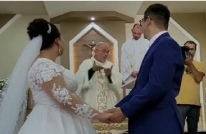 Medianeira: Casal de surdos tem casamento celebrado em libras