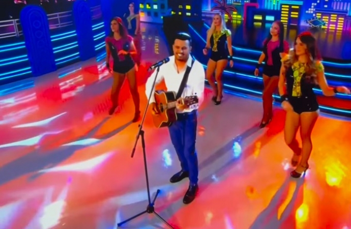 Medianeirense brilha no programa do Ratinho e conquista jurados