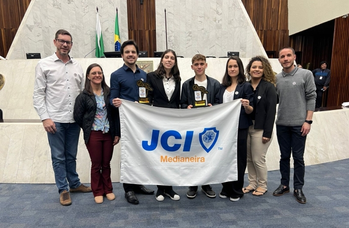 Medianeirense é campeã estadual de Oratória