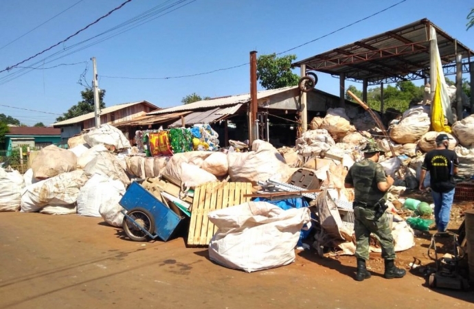 Meio Ambiente de São Miguel realiza ação conjunta com a Polícia Ambiental e IAT em empresas de materiais recicláveis