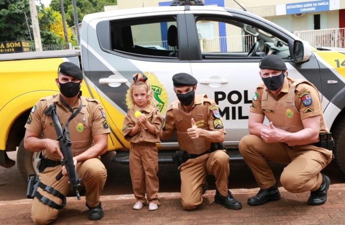 Menina fã da Polícia Militar ganha farda de presente em Missal