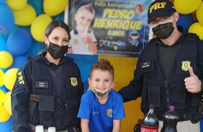 Menino recebe visita surpresa da PRF no seu aniversário
