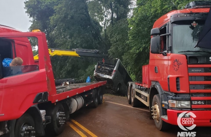 Micro-ônibus de Pato Bragado é retirado do local do acidente