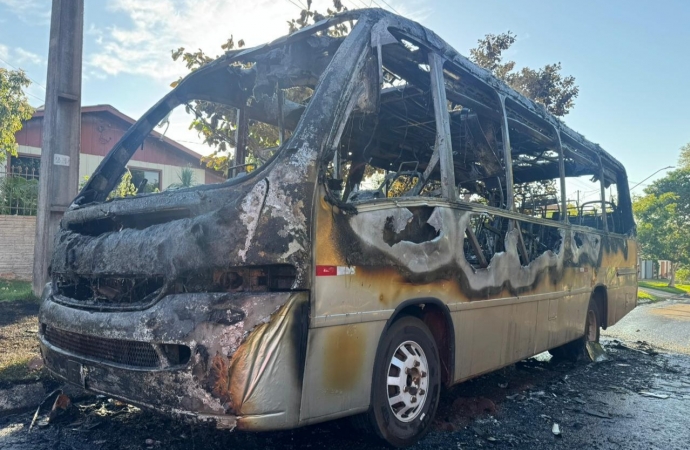 Micro-ônibus é destruído em incêndio em Santa Helena