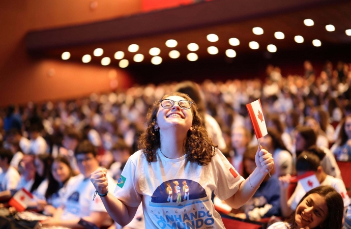 Mil estudantes do Ganhando o Mundo iniciam preparação para intercâmbios em cinco países