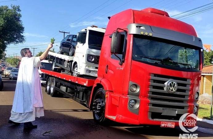 Milhares de fiéis participam da procissão em honra São Cristóvão