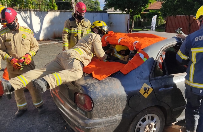 Militares do Corpo de Bombeiros realizam treinamento em salvamento veicular