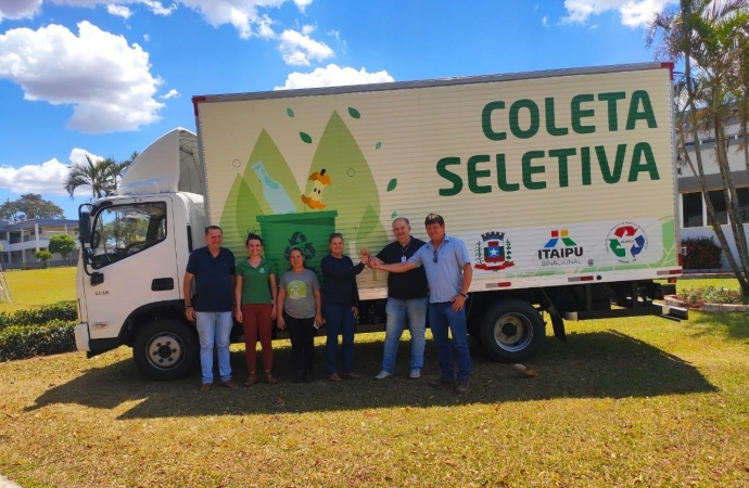 Missal recebe caminhão Baú para coleta seletiva de Materiais Recicláveis