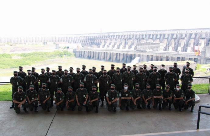 Monitores e Atiradores do Tiro de Guerra 05-018 realizam visita à Itaipu Binacional