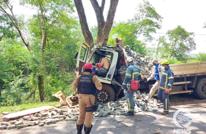 Morador de Itaipulândia fica preso às ferragens de caminhão em acidente na PR 497, em São Miguel do Iguaçu