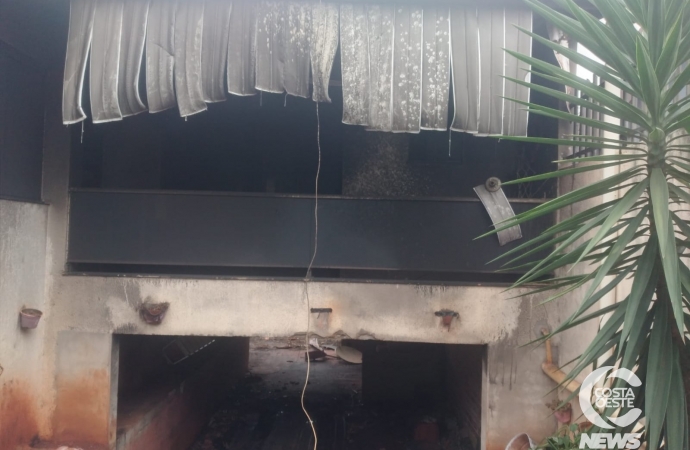 Moradora de Medianeira pede ajuda para reconstruir parte da casa danificada em incêndio