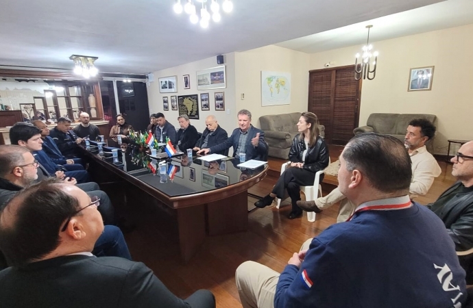 Moradores de Foz entregam 500 assinaturas ao Consulado do Paraguai contra poluição sonora na fronteira