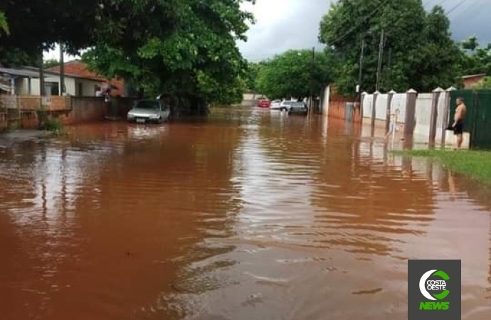 Moradores de Guaíra registram ruas alagadas pela chuva