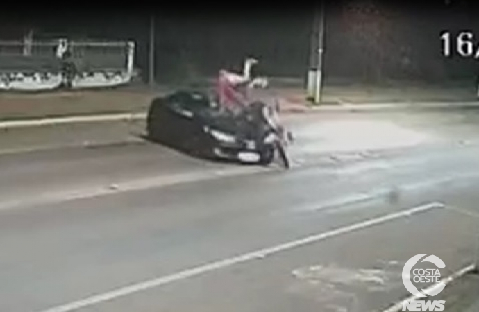 Moto atinge em cheio veículo durante acidente em Santa Helena; dois foram presos (vídeo)