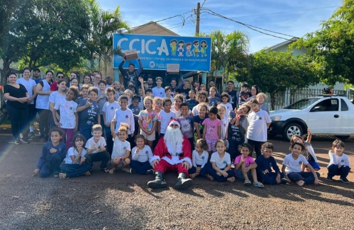 Moto Clube Trilheiros no Limite realizam entrega de doces para crianças do CICCA em Santa Helena