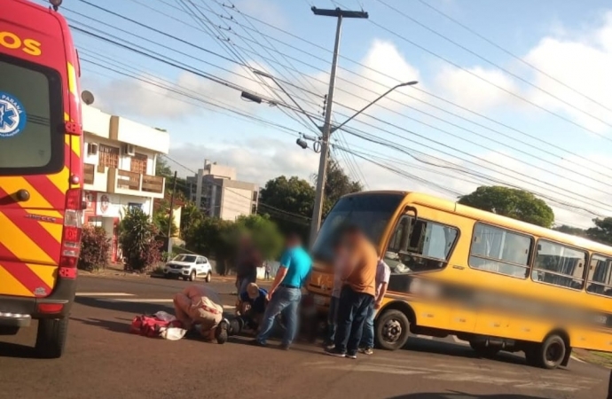 Motociclista de 37 anos fica ferida em acidente no centro de Medianeira