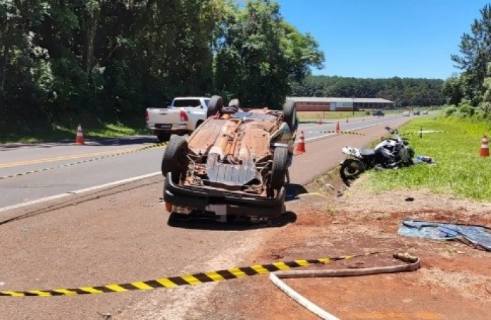 Motociclista e garupa são arremessados após carro cruzar pista na BR-277; passageira do carro morreu