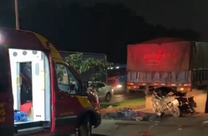 Motociclista morre após bater em traseira de carreta na Avenida Paraná, em Foz do Iguaçu