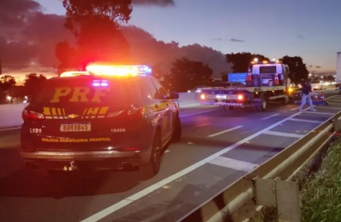 Motociclista morre esmagada por roda de caminhão após ser atingida por carro na BR-277, em Curitiba