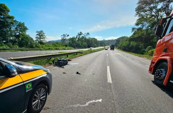 Motociclista morre na hora em acidente com caminhão na BR-277