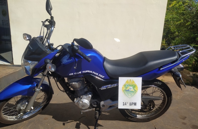 Motociclista praticando 