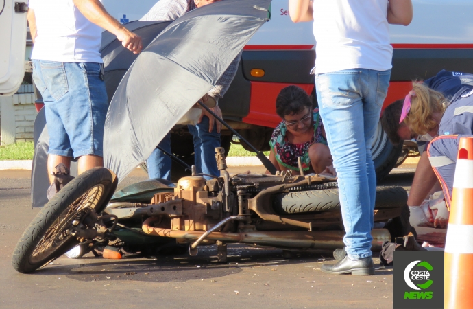 Motociclista tem perna dilacerada ao colidir moto em colheitadeira na PR 488 em Santa Helena