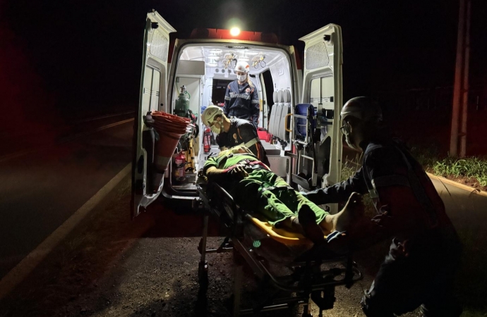 Motociclista tem suspeita de fratura no braço em acidente na PR 488 em Santa Helena