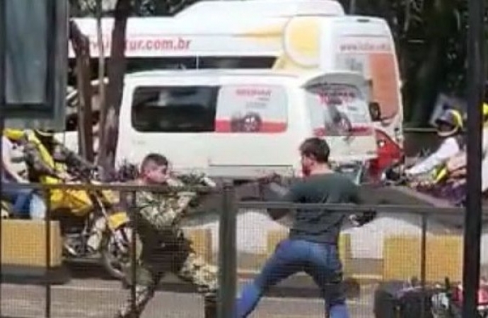 Motoclista que saiu aos socos com militar paraguaio denuncia tortura após ser preso