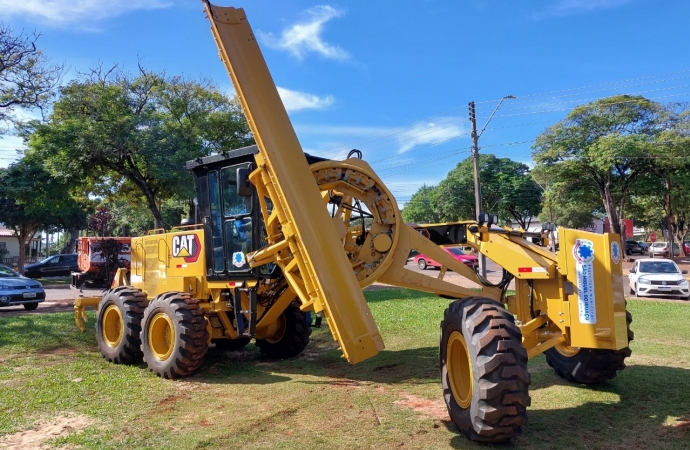 Motoniveladora adquirida com recursos próprios reforça trabalhos de recuperação das estradas rurais de São Miguel do Iguaçu