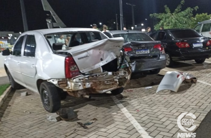 Motorista bate em veículos estacionados e foge em Santa Helena