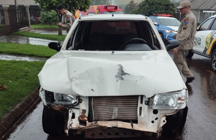 Motorista bêbado colide carro em poste em São Miguel do Iguaçu