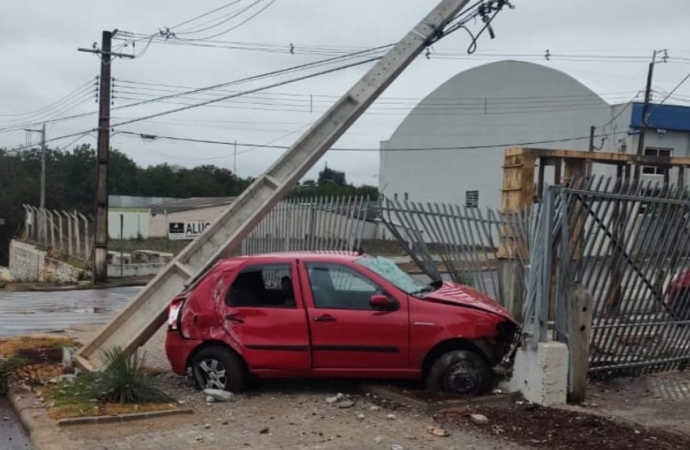 Motorista de 26 anos bate carro em poste de energia elétrica em Medianeira