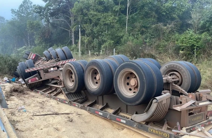 Motorista de caminhão morre em acidente após ser ejetado do veículo no Paraná