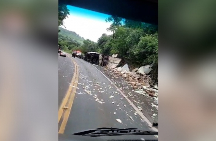 Motorista de caminhão morre em acidente na BR-277 próximo de Cantagalo