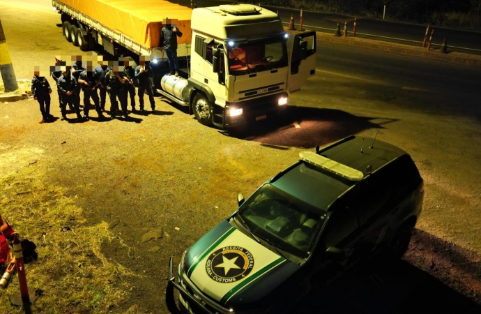 Motorista de carreta é preso duas vezes, em menos de 72 horas, com carga de smartphones pela Receita Federal