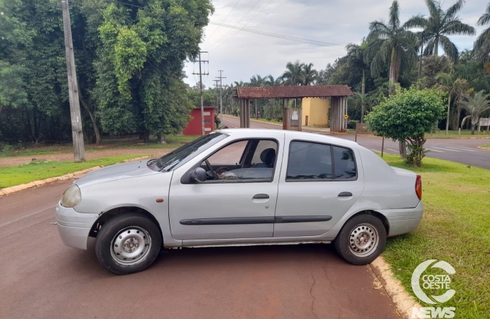 Motorista dorme no volante e veículo fica atravessado na avenida, em Santa Helena