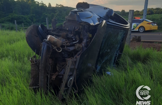 Motorista é socorrido em estado grave após capotar carro na PR-590 em Matelândia