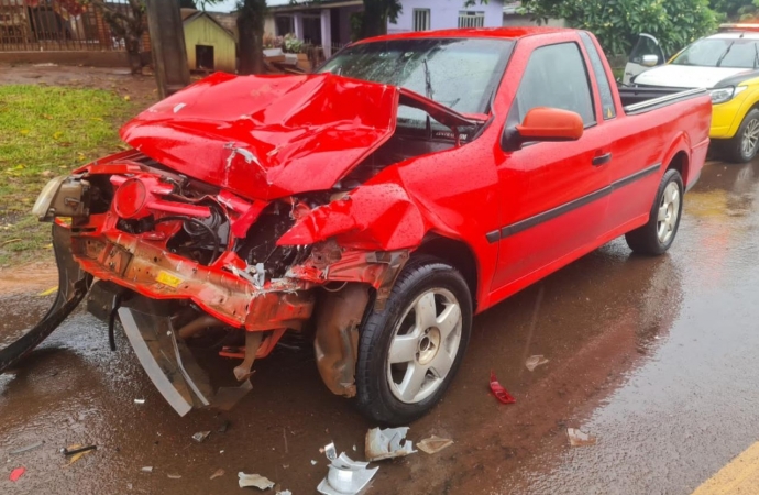 Motorista fica ferido ao colidir Saveiro em caminhão na PR 495 em Missal