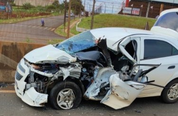 Motorista invade a contra-mão da BR-277 e bate contra uma carreta em Medianeira