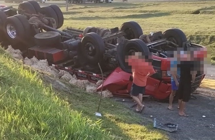 Motorista morre após caminhão tombar na BR-277